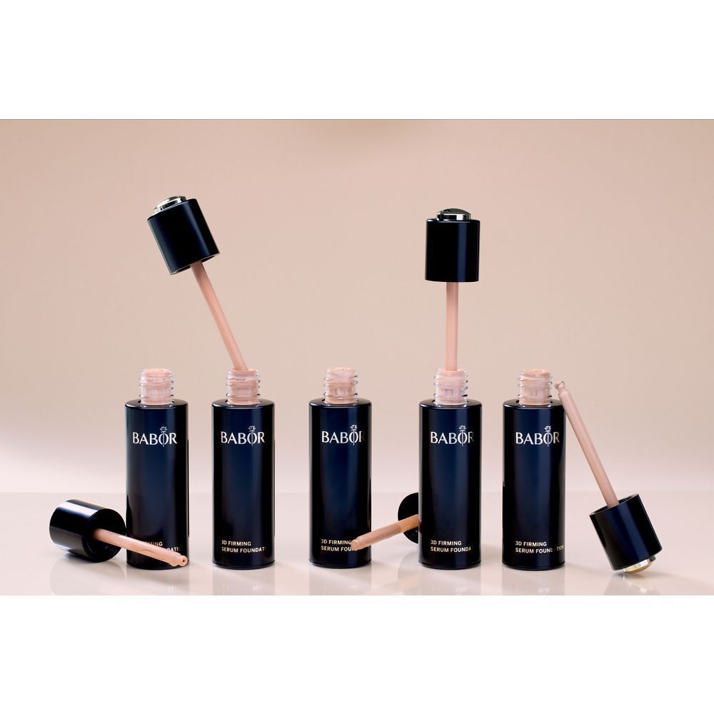 Fünf Flaschen Foundation mit geöffneten Applikatoren. Aufschrift BABOR.