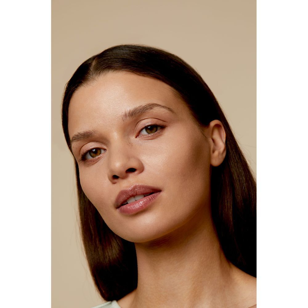 Nahaufnahme eines Gesichts. Haut mit Foundation. Natürlicher Look.