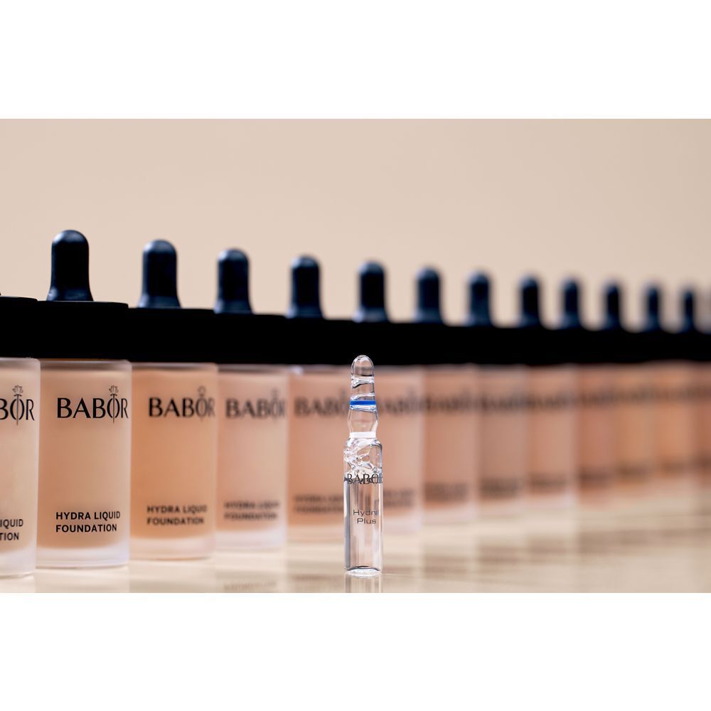 Rangée de flacons Babor Hydra Liquid Foundation. Une ampoule au premier plan.