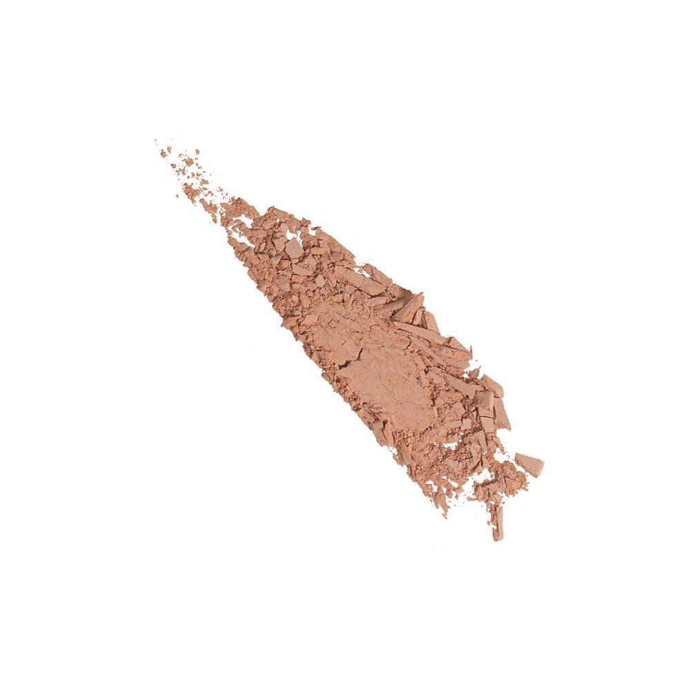 Schräg verlaufender Puderstrich in hellem Beige auf weißem Hintergrund.
