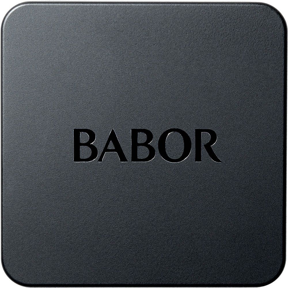 Haufen zerbröselten, rosafarbenen Rouge-Puders. Auf weißem Hintergrund.