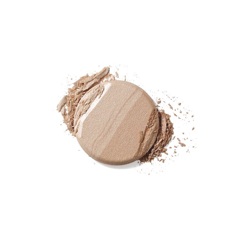 Runder Highlighter mit drei Farbtönen, teilweise zerbröselt. Helle und dunkle Töne. Auf weißem Hintergrund.