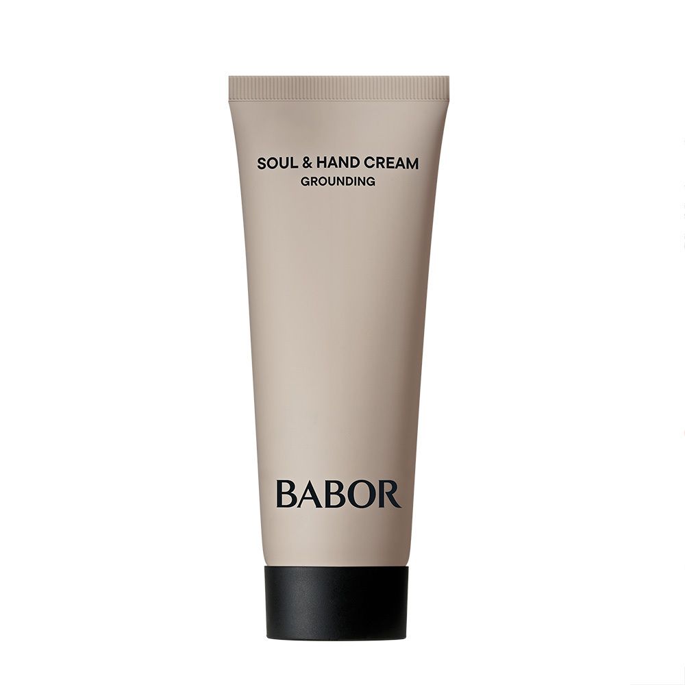 Beigefarbene Tube mit schwarzem Deckel. Aufschrift: SOUL & HAND CREAM GROUNDING. Darunter BABOR.