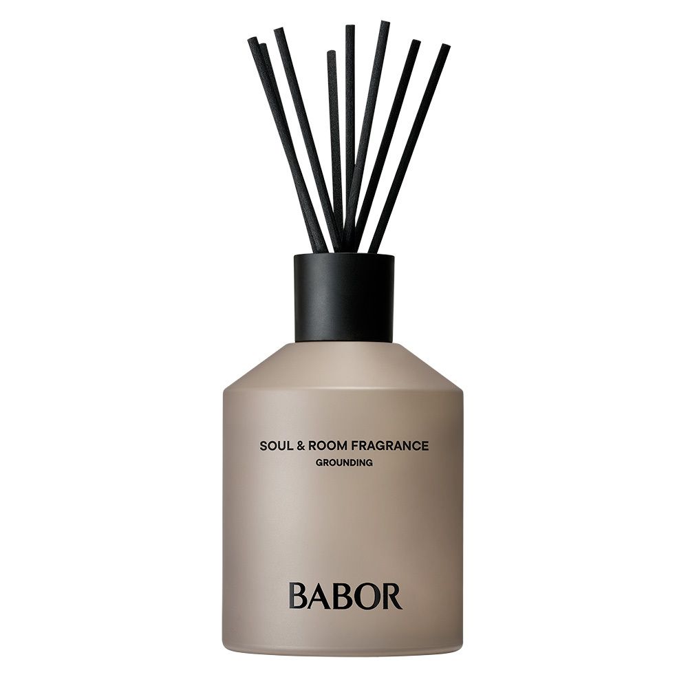Flacon de parfum d'ambiance beige avec bâtonnets noirs. Inscription : Soul & Room Fragrance, Grounding, BABOR.