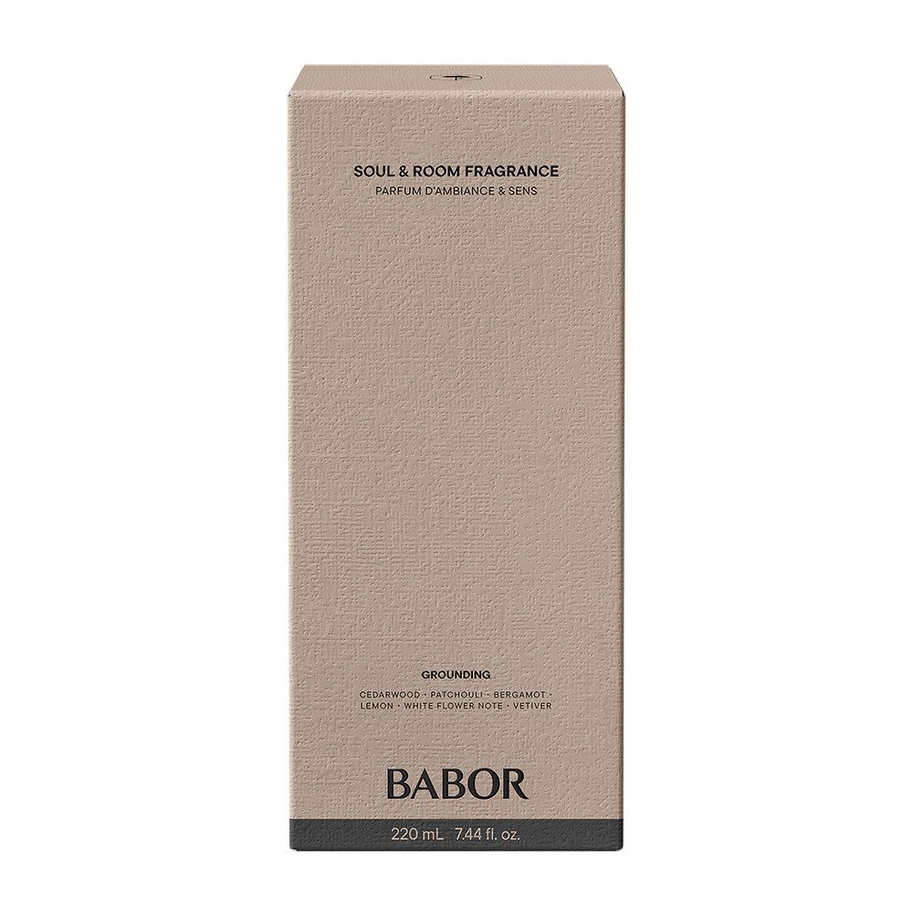 Emballage beige pour parfum d'ambiance. Inscription : Soul & Room Fragrance, Grounding, BABOR. 220 ml, 7.44 fl. oz.