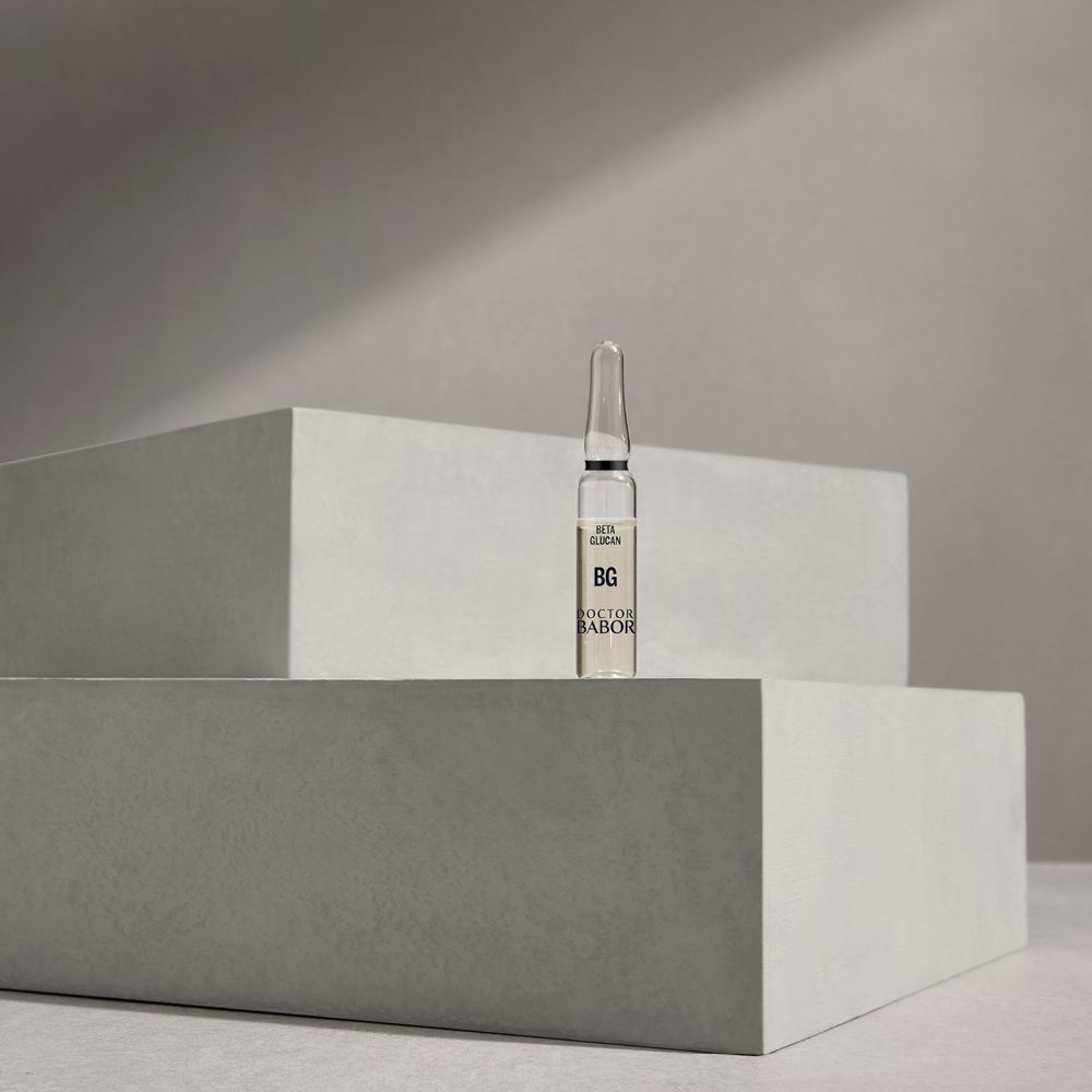 Ampulle auf grauen Blöcken. Beschriftung: BG, Doctor Babor.