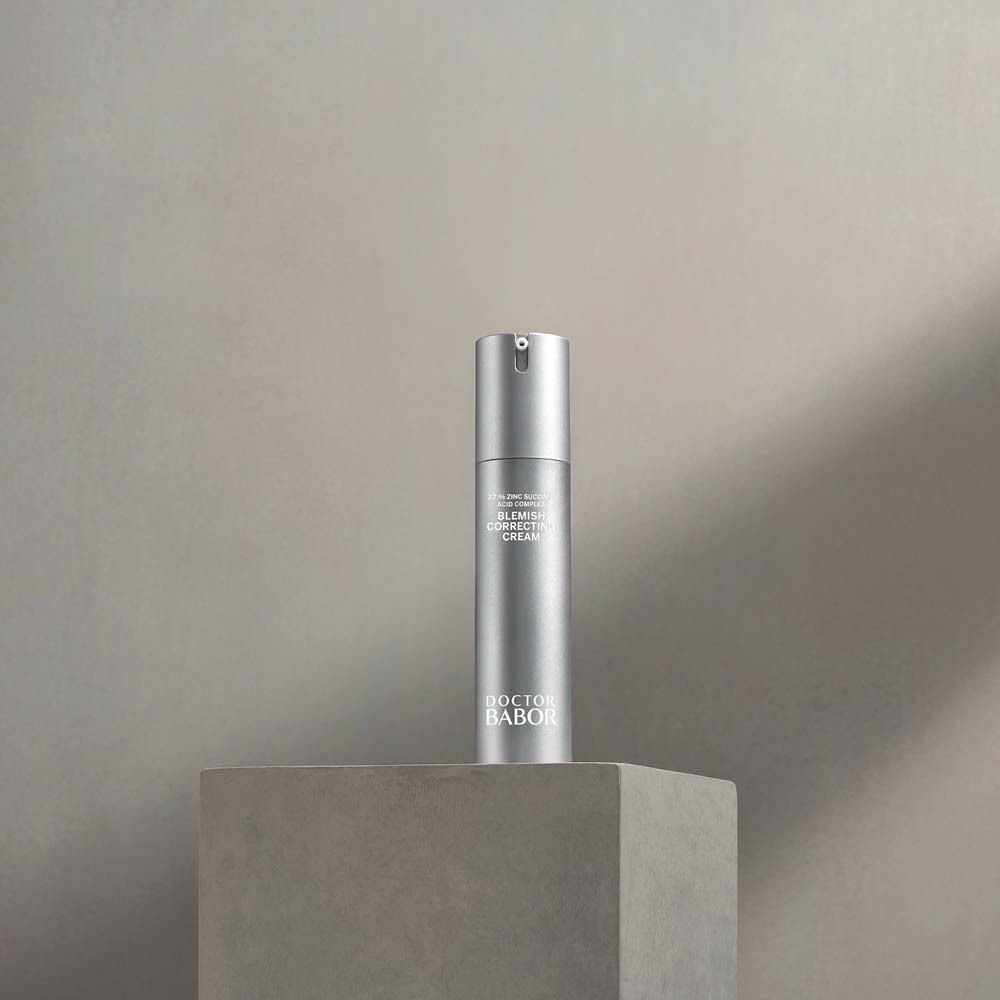 Produkt mit Flasche auf Podest. Aufschrift: Blemish Correcting Cream, Doctor Babor.