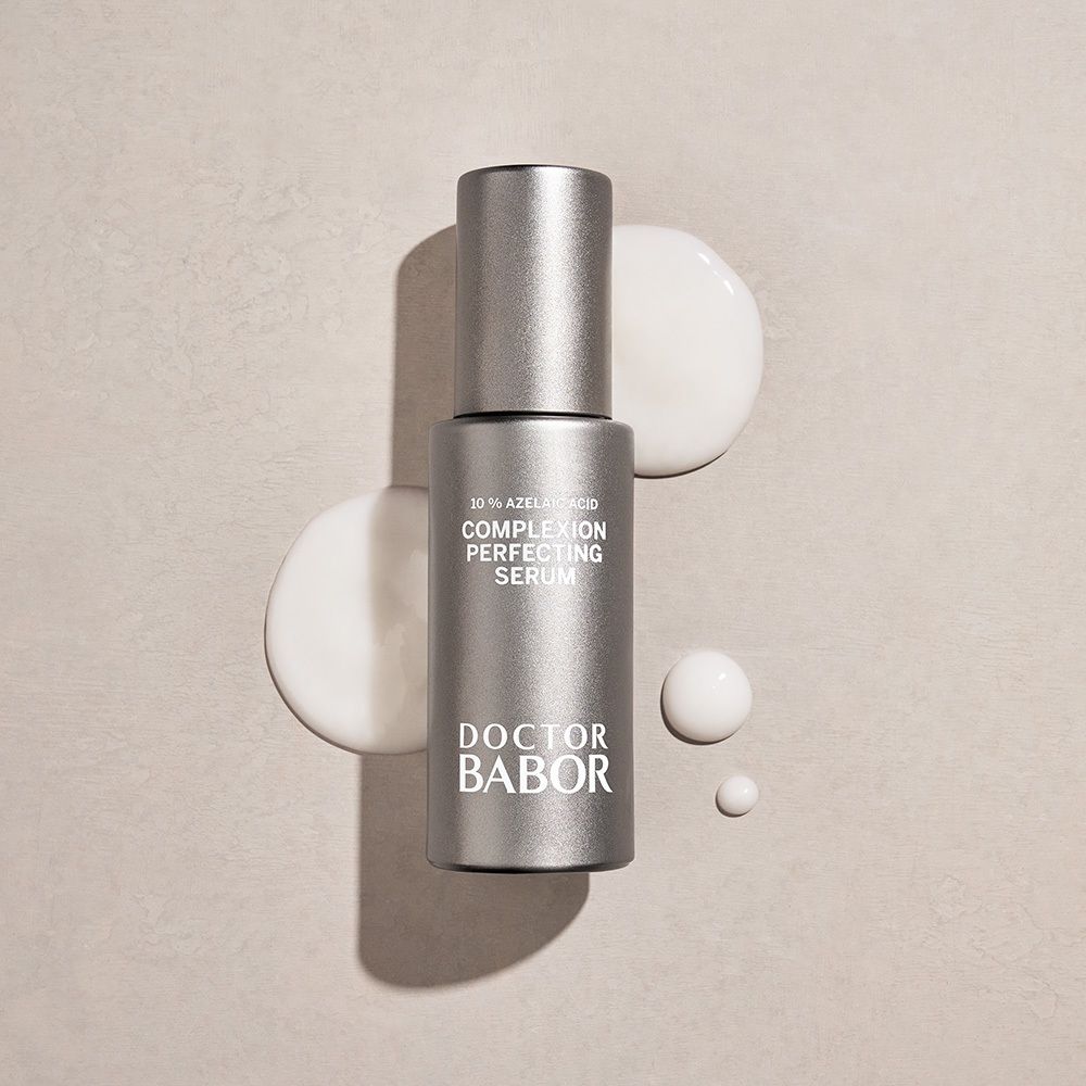 Faltschachtel mit DOCTOR BABOR® CLARIFYING Complexion Perfecting Serum, 10% Azelainsäure.
