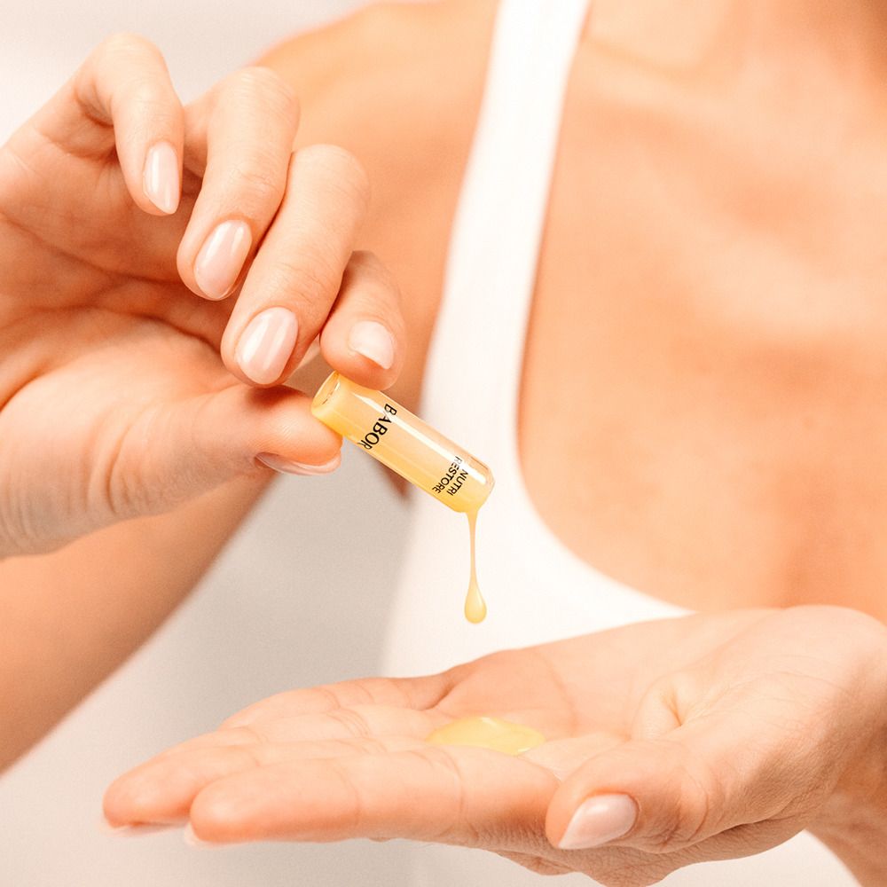 Babor Nutri Restore Ampullen-Konzentrat: Einzelne Glasampulle mit gelbem Serum.