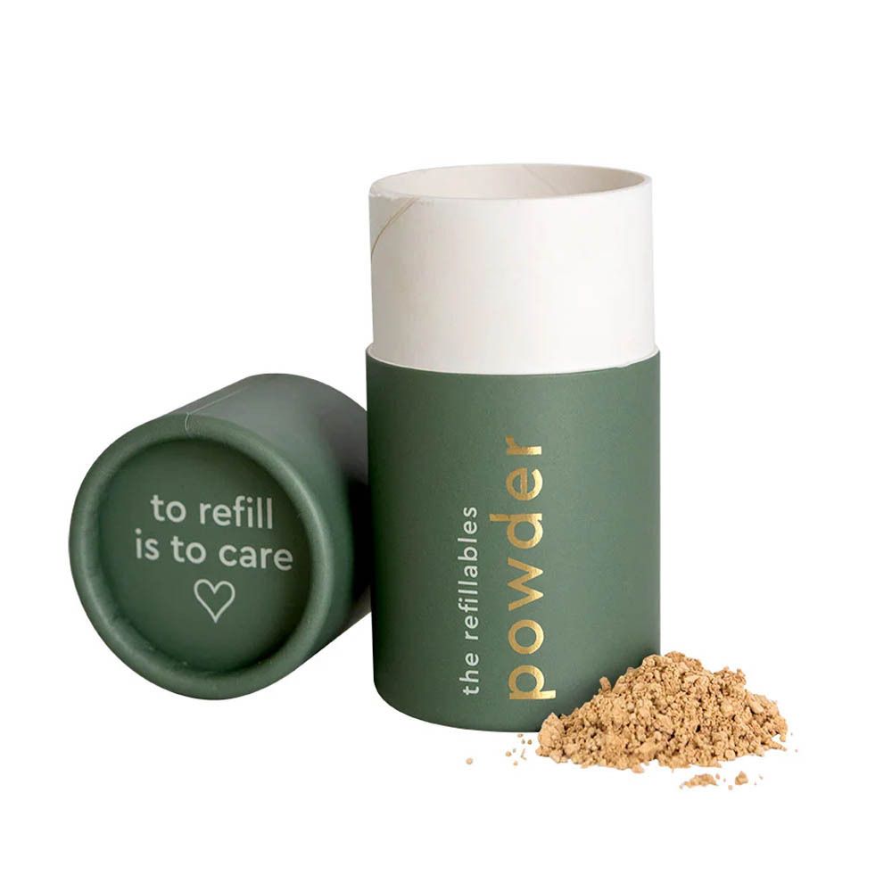 Deux contenants cylindriques verts. Un ouvert, avec poudre libre. Inscription : the refillables powder. Sur le couvercle : to refill is to care.