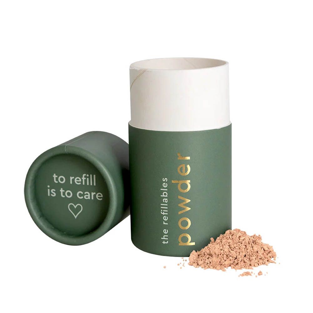 Open groene navulling. Losse minerale foundation en opschrift 'the refillables powder'.