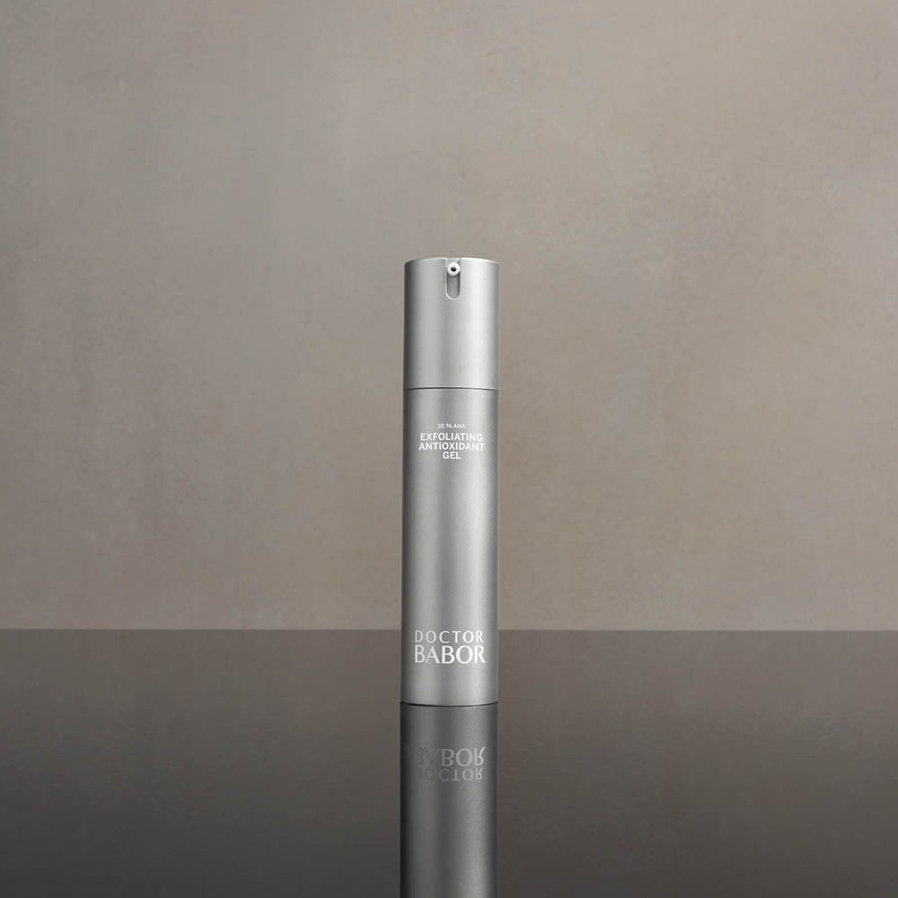 Silberne Flasche mit Dosierpumpe. Aufschrift: DOCTOR BABOR, EXFOLIATING ANTIOXIDANT GEL.