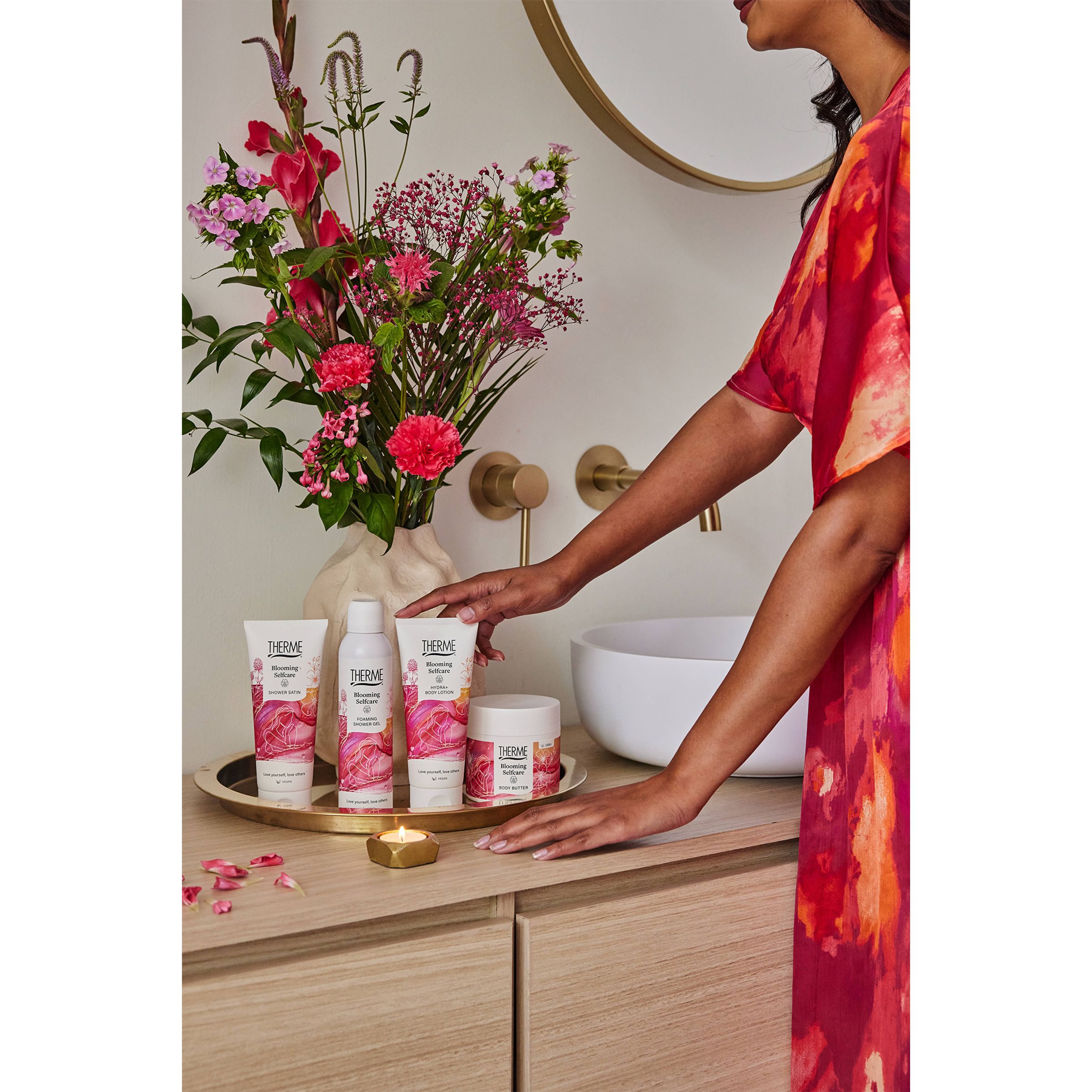 Therme Blooming Selfcare anti-transpirant. Nederlandse tekst, roze grafiek, 48h-symbool. Vegan.