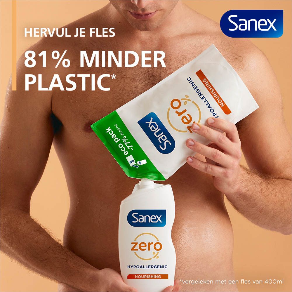 Man giet Sanex Zero douchegel in een fles. Tekst: 81% minder plastic.