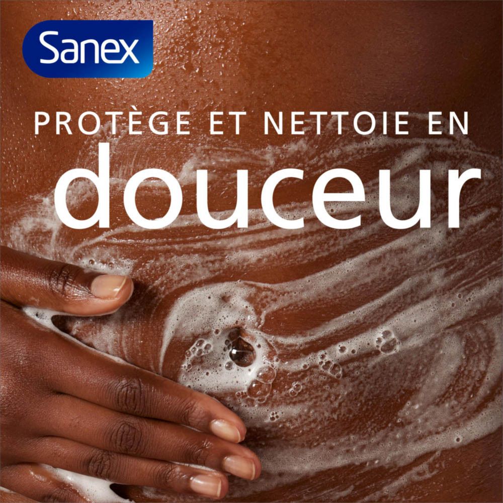 Personne avec mousse sur la peau. Texte : Protège et nettoie en douceur. Logo Sanex.