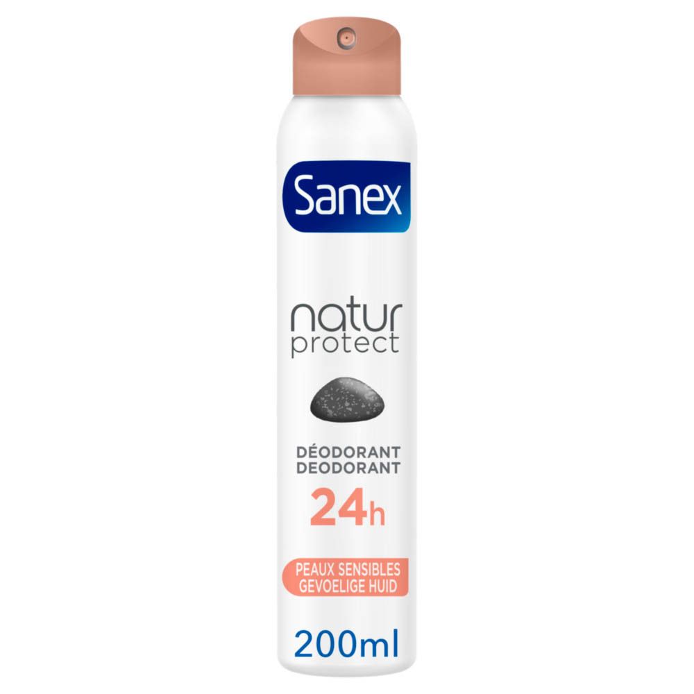 Spray déodorant avec tête de pulvérisation. Boîtier blanc avec lettrage bleu et orange. Texte : Sanex natur protect, 24h Deo Protection.