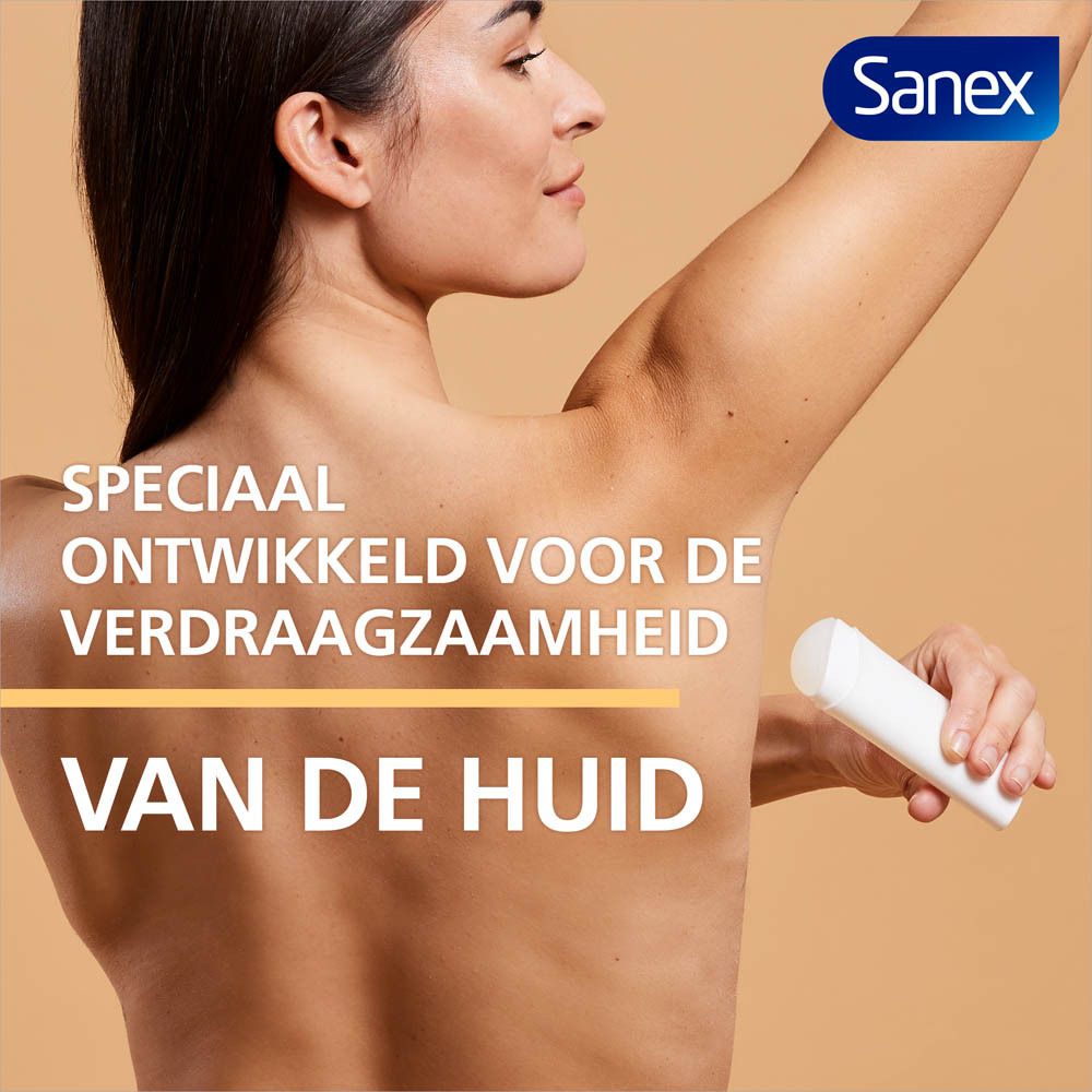 Een vrouw houdt een deodorant stick vast. Tekst: Sanex. Speciaal ontwikkeld voor de verdraagzaamheid van de huid.