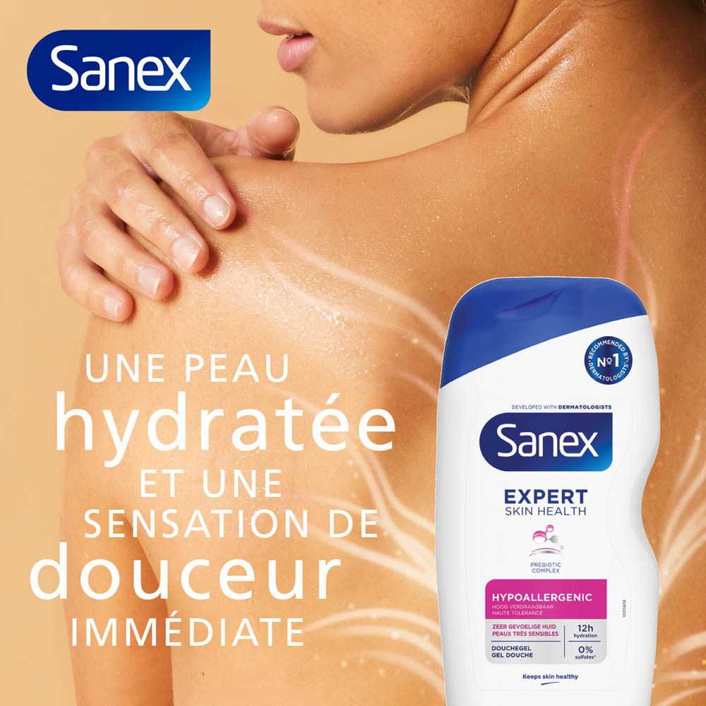 Homme touchant sa poitrine. Texte: Peaux très sensibles. Logo Sanex.