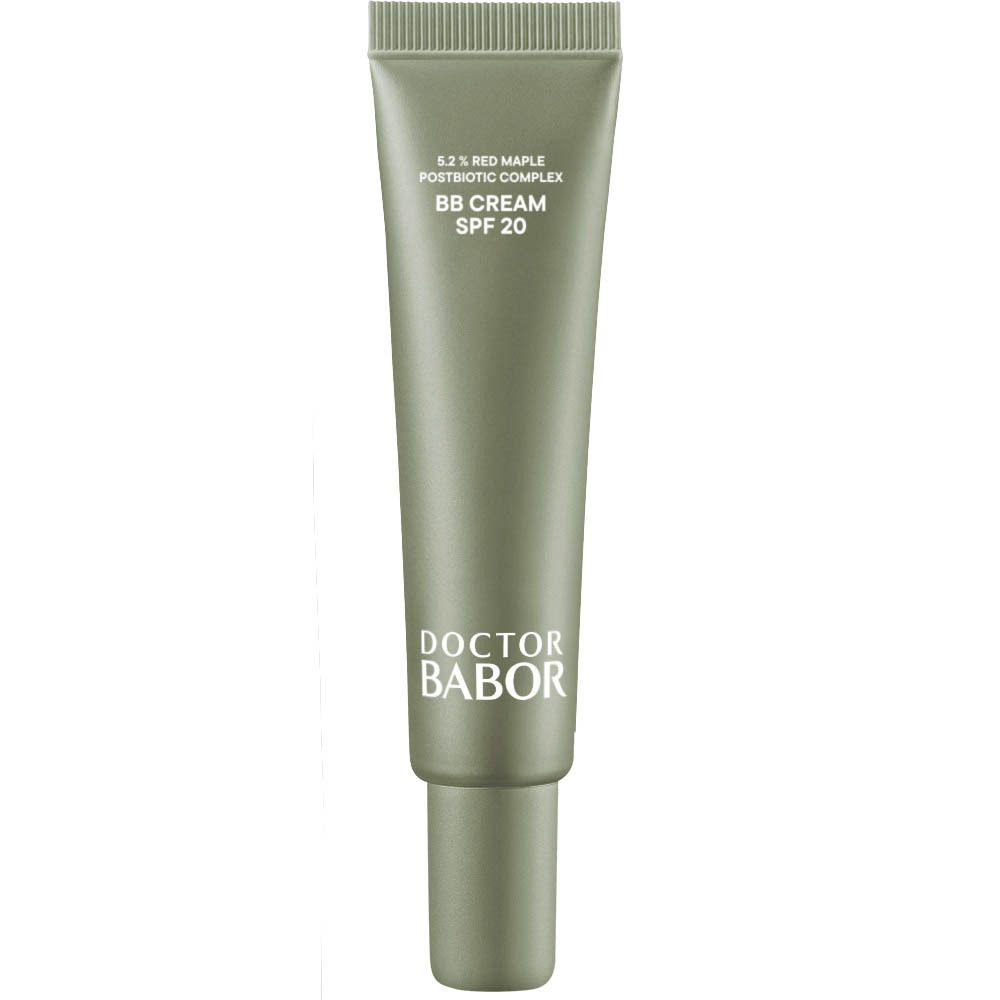 Silberfarbene Tube mit BB Cream SPF 20. Aufschrift: Doctor Babor. Enthält 5.2% Red Maple Postbiotic Complex.