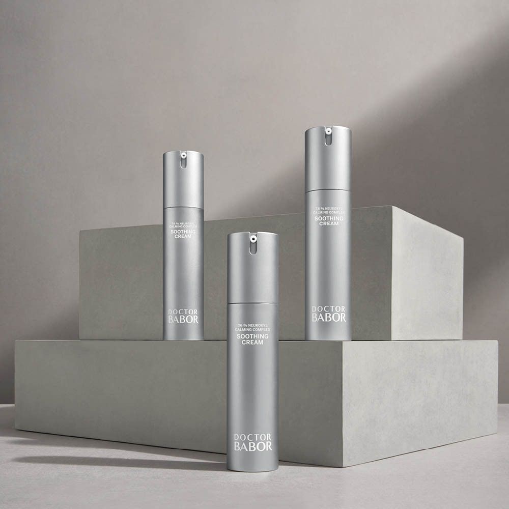 Drei silberne Creme-Flaschen mit Pumpkopf. Aufschrift: Soothing Cream, Doctor Babor. Auf Podesten.