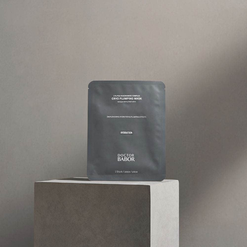 Sachet gris de Cryo Plumping Mask sur un socle gris. Inscription : Doctor Babor. 1 pièce.