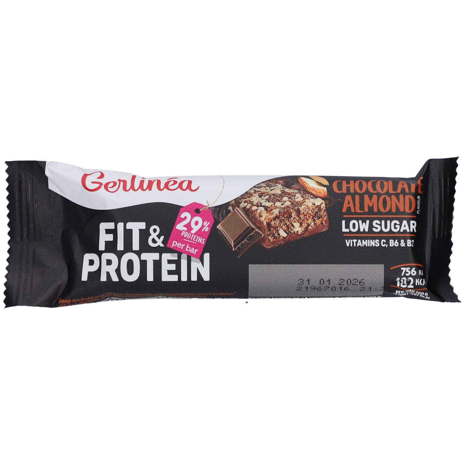 Emballage de barre, noir avec logo blanc. Inscription: Fit & Protein, 29% protéines, Chocolate Almond, Low Sugar. Contient vitamines C, B6 & B2.