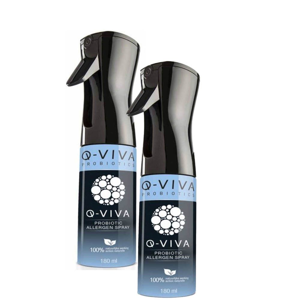 Twee spuitflessen met zwarte sproeikop en blauwe etikettering. Opschrift: Q-VIVA Probiotic Allergen Spray. 180 ml.