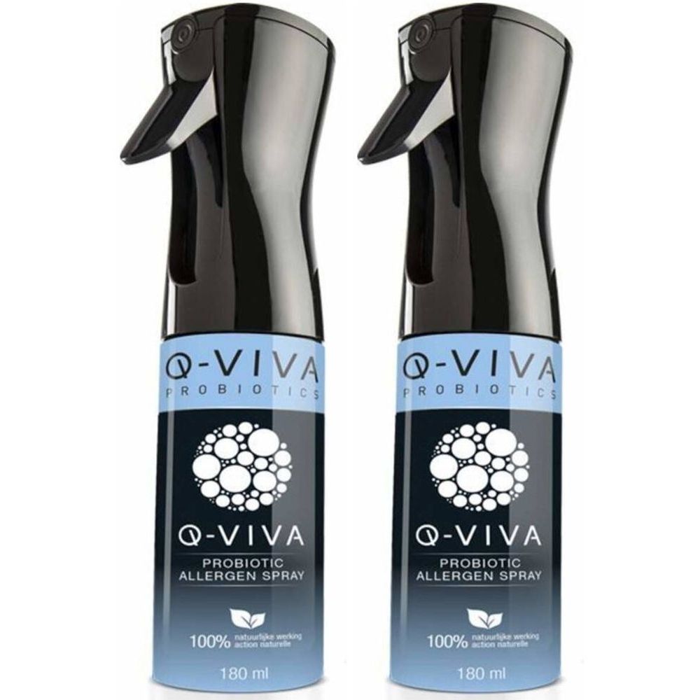 Twee spuitflessen met zwarte sproeikop en blauwe etikettering. Opschrift: Q-VIVA Probiotic Allergen Spray. 180 ml.
