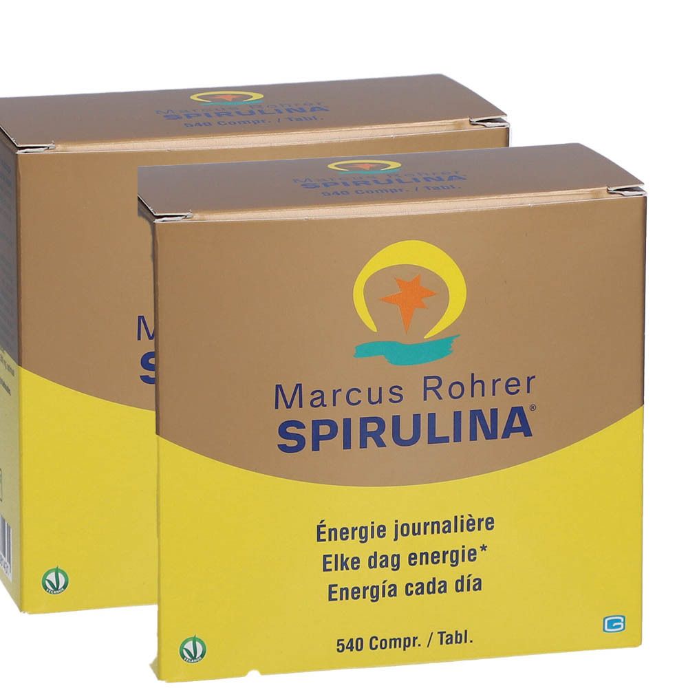 Zwei Kartons mit Spirulina-Nahrungsergänzungsmitteln. Aufschrift: Marcus Rohrer Spirulina. Enthält 540 Tabletten. Gelbe und braune Verpackung.