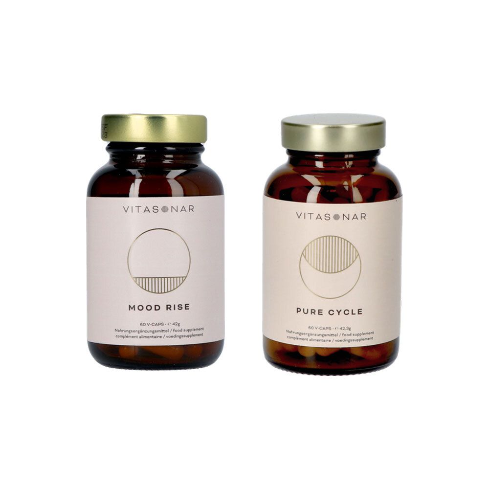 Twee bruine glazen flessen met gouden doppen. Op de etiketten staat "VITASONAR", "MOOD RISE" en "PURE CYCLE".