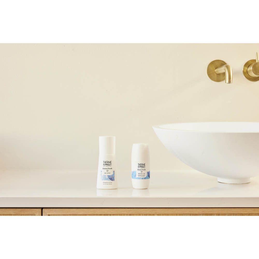 Twee Therme Anti-Transpirant Extra Fresh Sprays op een oppervlak. Naast een wastafel.