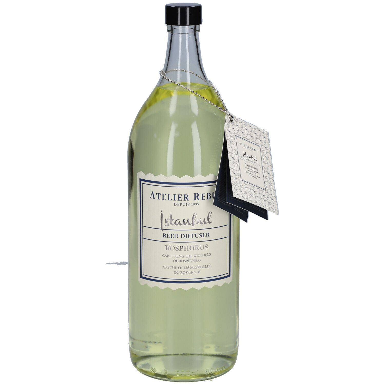 Glasflasche mit schwarzem Deckel und Etikett. Etikett mit Text: Istanbul Reed Diffuser Bosporus. Anhänger mit Text.