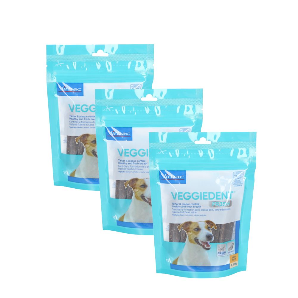 Trois paquets de Veggiedent® pour chiens. Emballage bleu clair avec photo de chien et nom du produit. Sticks de soins dentaires visibles.