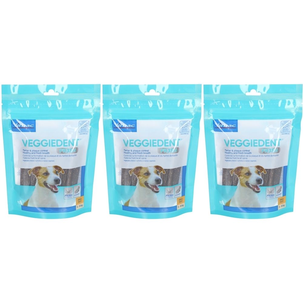 Trois paquets de Veggiedent® pour chiens. Emballage bleu clair avec photo de chien et nom du produit. Sticks de soins dentaires visibles.