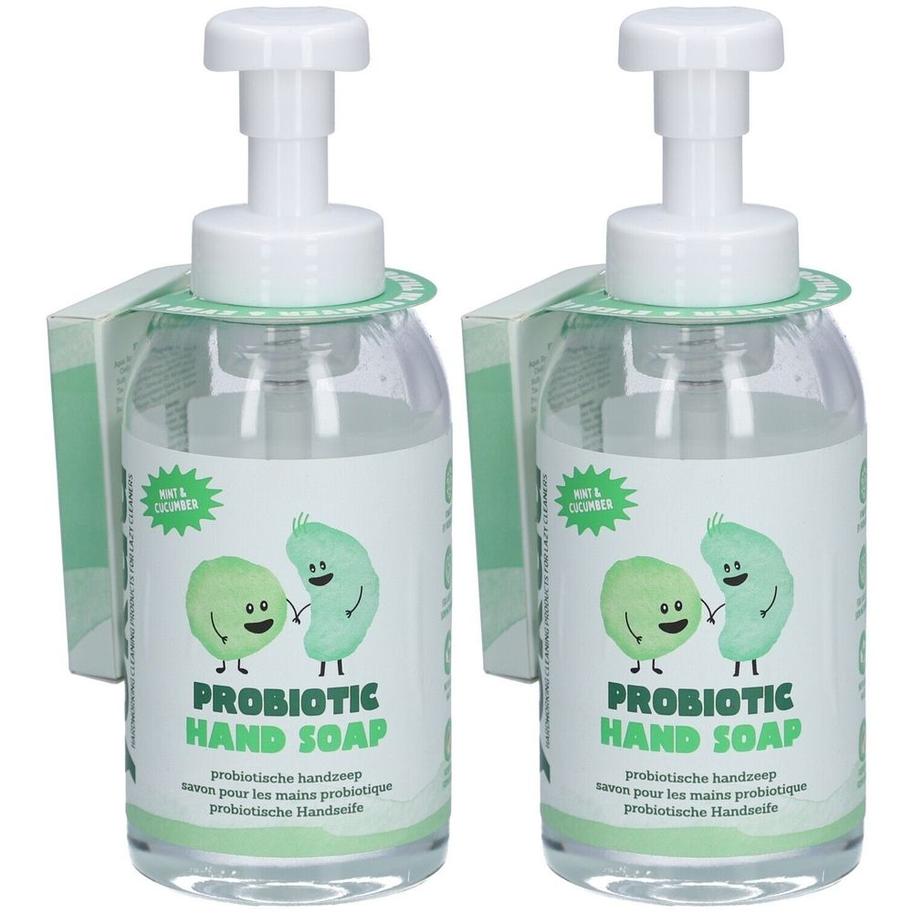 Zwei transparente Seifenspender mit weißem Pumpkopf. Etikett mit Illustrationen und Text. Grüne Anhänger. Produktname: Probiotic Hand Soap.