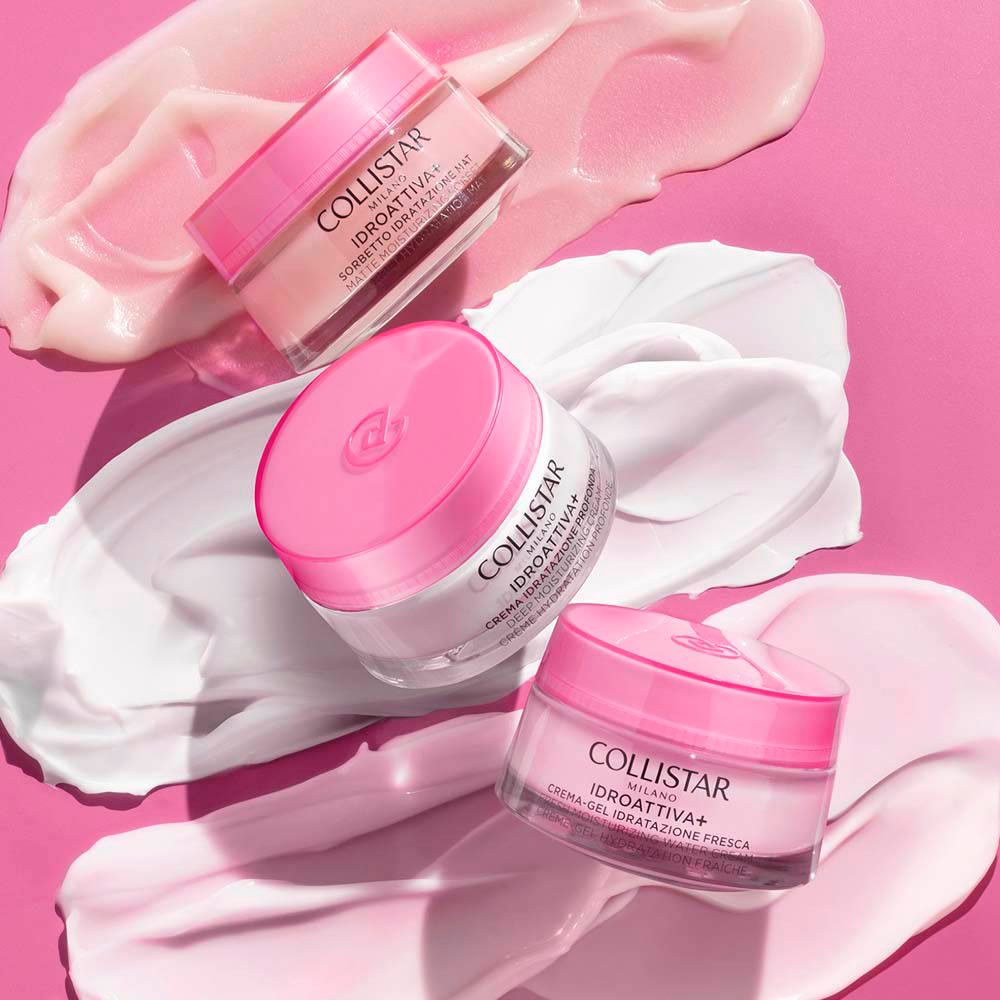 Plusieurs pots de crème avec couvercle rose sur crème. Inscription : COLLISTAR, IDROATTIVA+, Deep Moisturizing Cream.