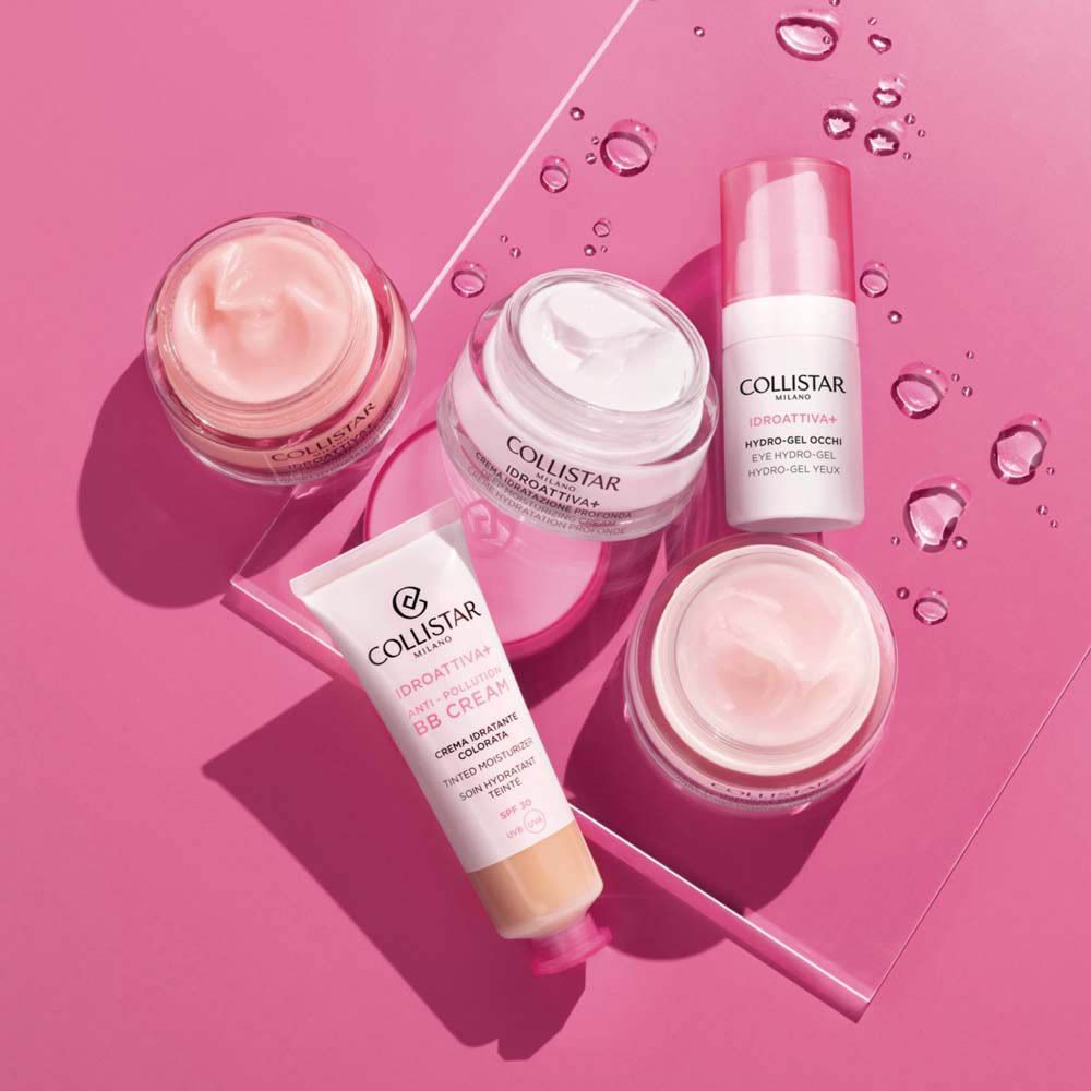 Divers produits cosmétiques sur fond rose. Inscription : COLLISTAR, IDROATTIVA+, Deep Moisturizing Cream.