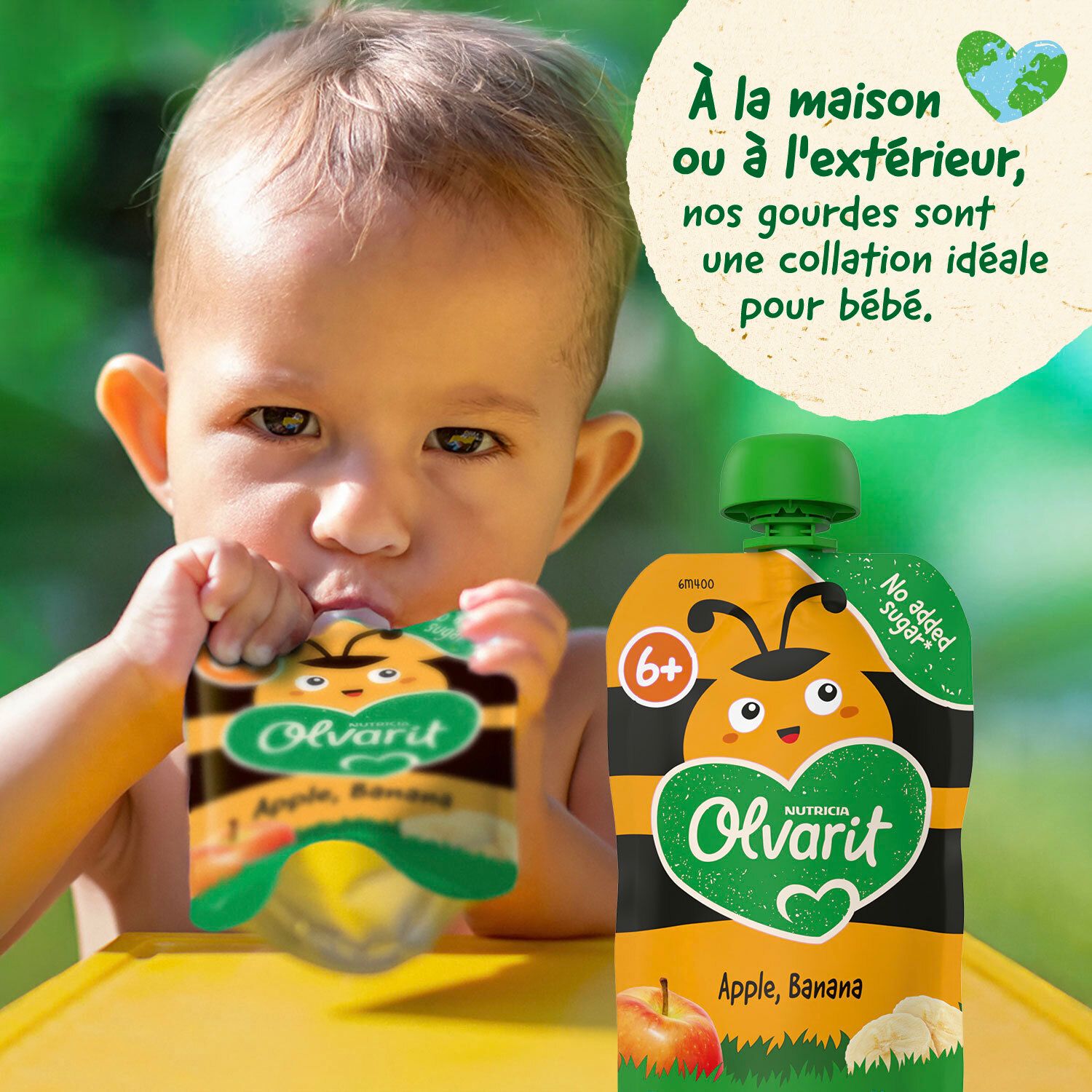 Un enfant boit d'une gourde. Marque Olvarit. Bouchon vert et blanc. Recommandé pour les 6 mois et plus.