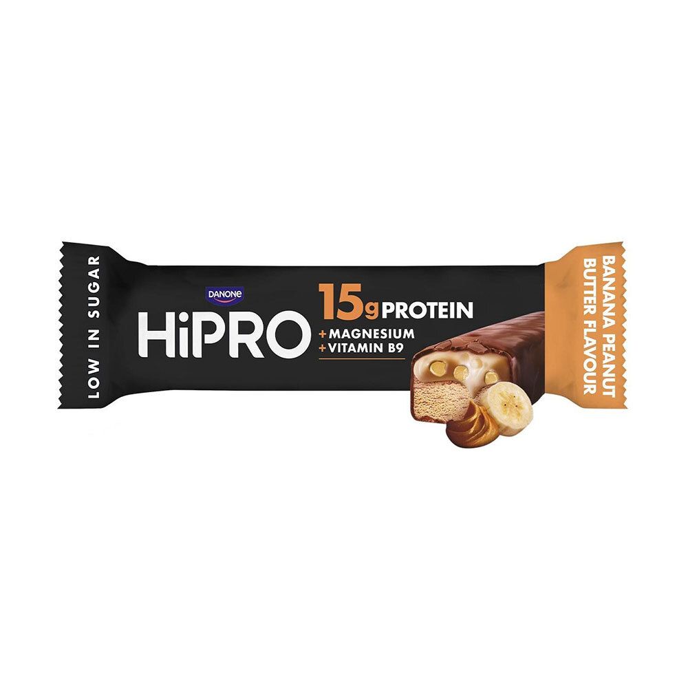 HiPRO eiwitreep, doorgesneden. Zwarte verpakking met productinfo. Opschrift: 15g eiwit, magnesium, vitamine B9. Pindakaas bananensmaak.