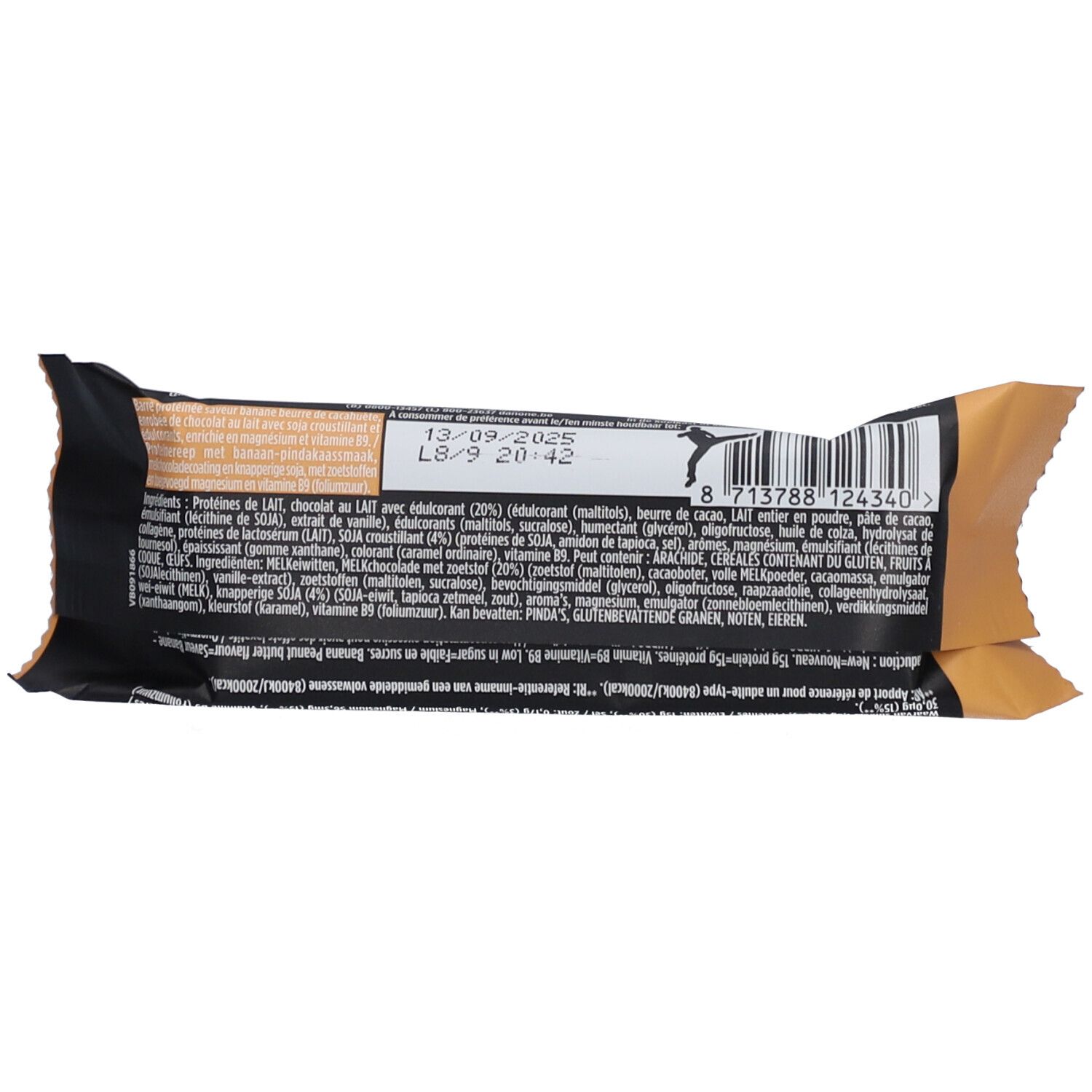 Achterkant van de HiPRO eiwitreep verpakking. Bevat ingrediëntenlijst, barcode en houdbaarheidsdatum. Kleuren: zwart en bruin.