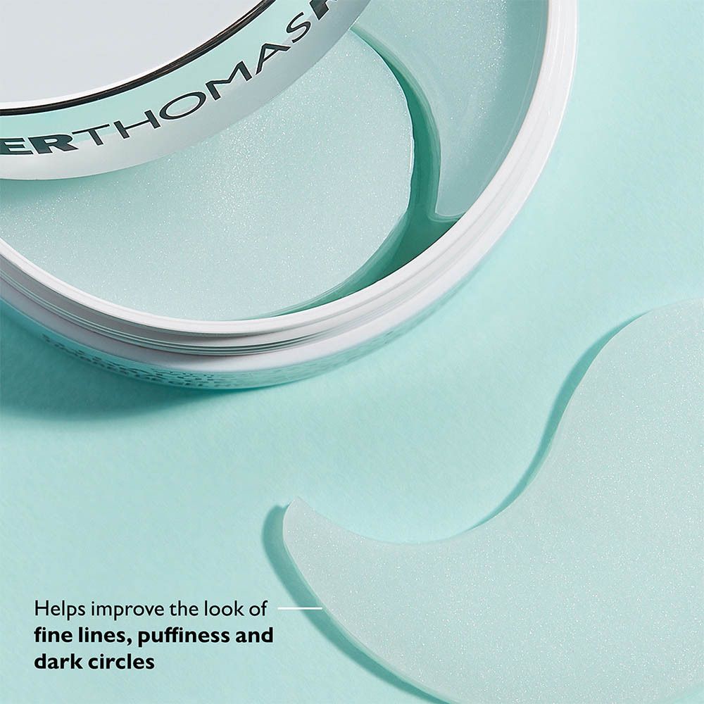 Close-up van oogpatches in een pot. Tekst: Helps improve the look of fine lines, puffiness and dark circles.