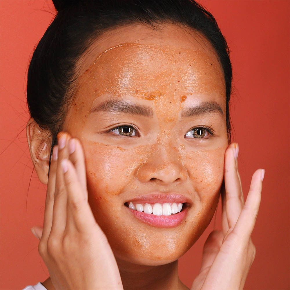 Peter Thomas Roth Pumpkin Enzyme Mask. Femme avec masque sur le visage.