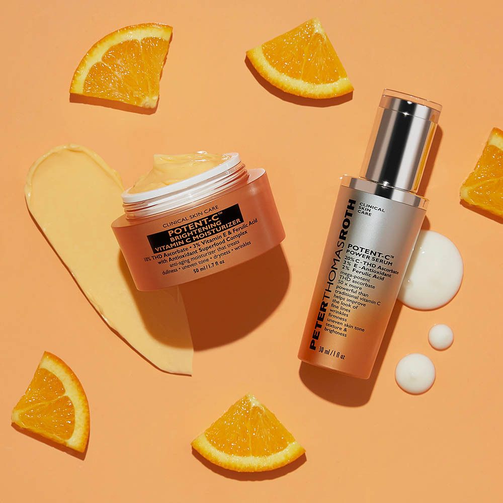Produit avec sérum et oranges. Pot avec inscription : POTENT-C, Vitamin C Moisturizer. 50 ml/1.7 fl oz.