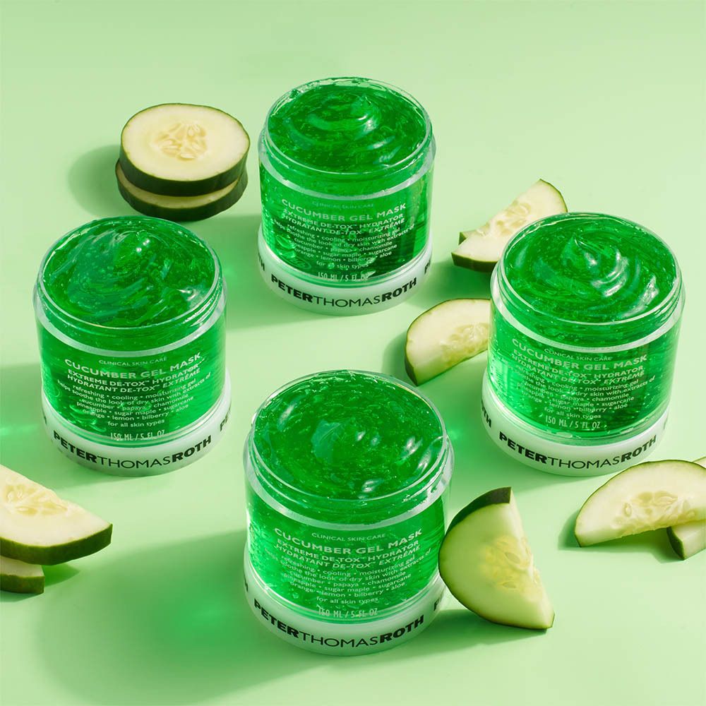 Quatre pots de gel vert entourés de tranches de concombre.