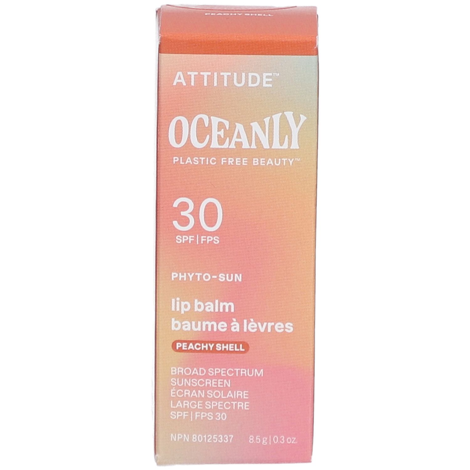 Karton für Lippenbalsam. Marke: Attitude Oceanly. Text: 30 SPF, Peachy Shell. Plastikfrei. Farbverlauf Hintergrund.