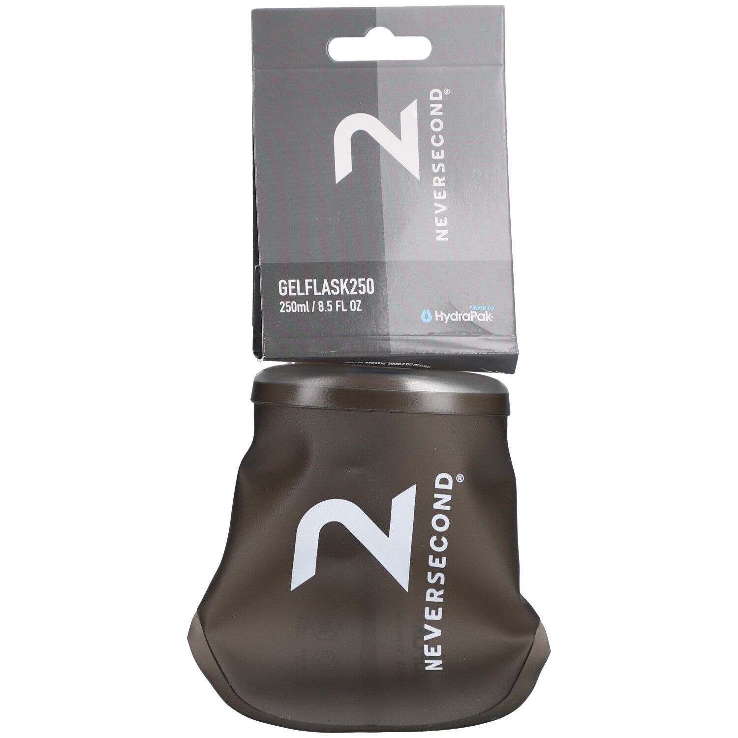 Bruine, zachte drinkfles met wit logo en verpakking. Opschrift: GELFLASK250, 250ml/8.5 FL OZ. Merk: NEVERSECOND.