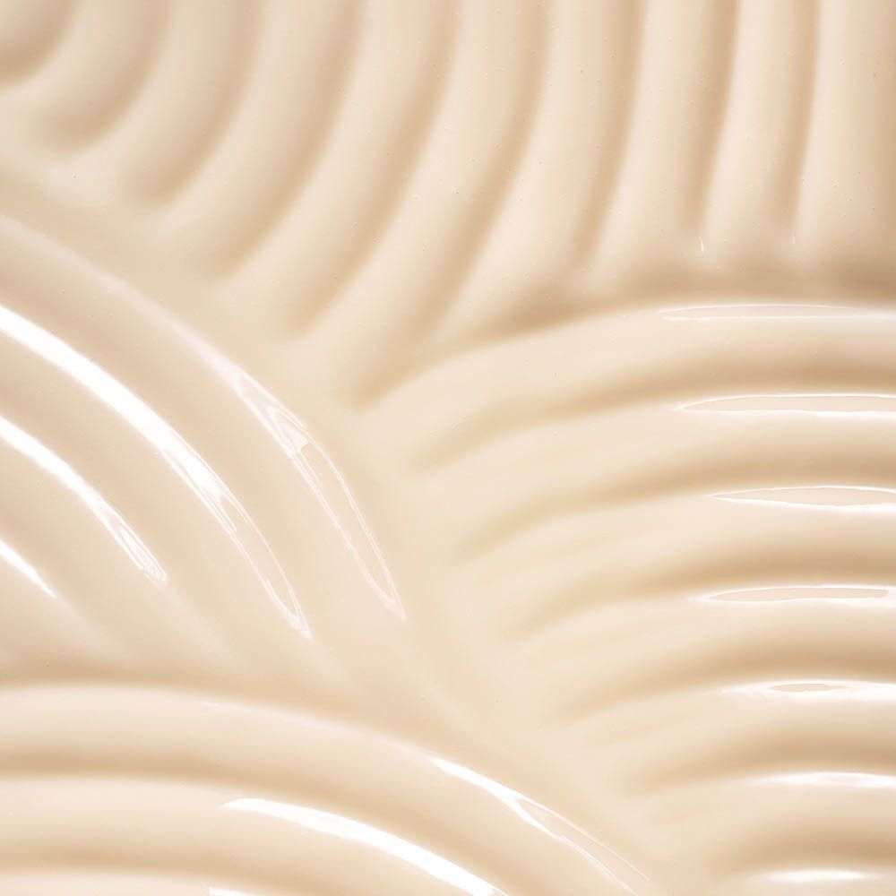 Creme-Textur, wellenförmig angeordnet. Helle, cremefarbene Textur.