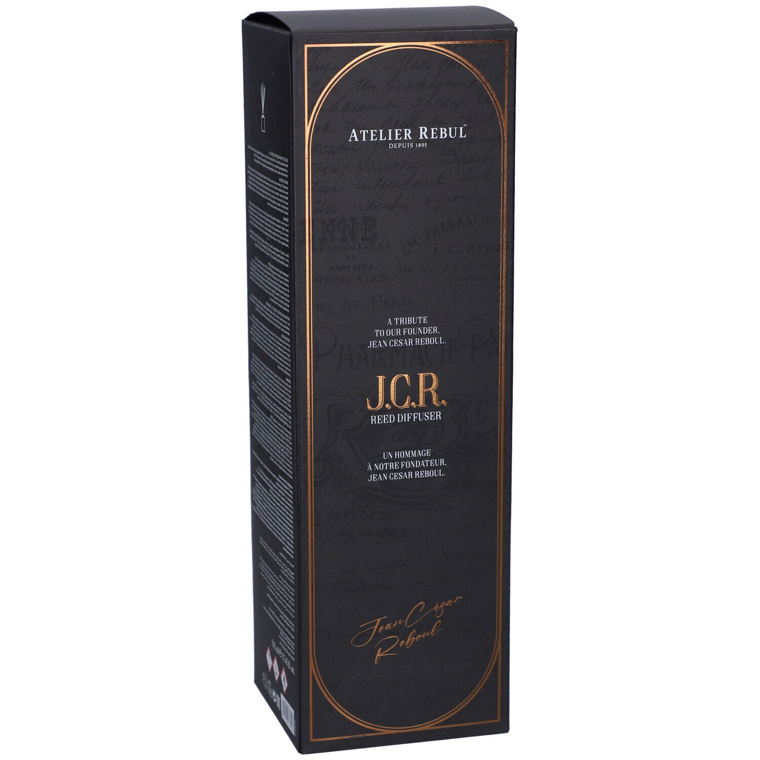 Schwarze Verpackung mit goldfarbenem Rahmen. Text: Atelier Rebul, J.C.R. Reed Diffuser. Unterschrift: Jean Cesar Rebul.