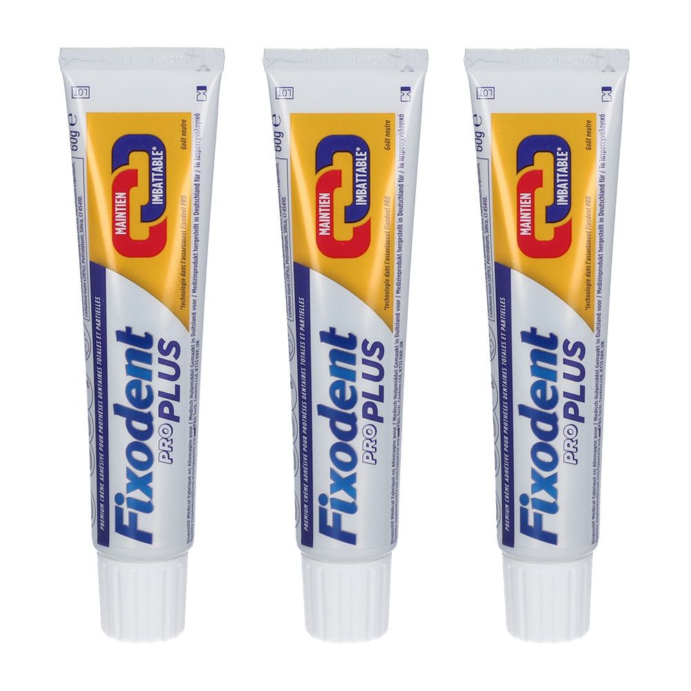 Trois tubes de dentifrice avec bouchon blanc. Inscription "Fixodent Pro Plus" et "MAINTIEN IMBATTABLE" sur chaque tube.