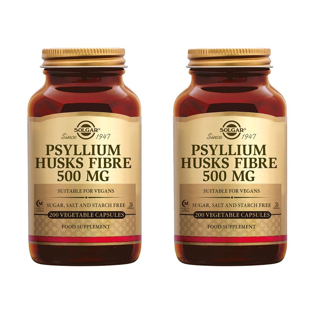 Twee bruinglazen flessen met gouden dop. Op het etiket staat "PSYLLIUM HUSKS FIBRE 500 MG" en "200 VEGETABLE CAPSULES". 